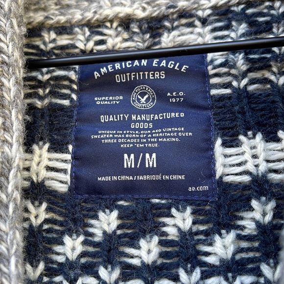 American eagle vintage Aztec print thick sweater size Medium. - Picture 3 of 6